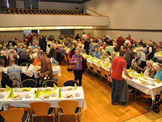 Beim Nachmittagskaffee im Stadtssal herrschte beim diesjährigen Altenausflug beste Stimmung. Beim Nachmittagskaffee im Stadtssal herrschte beim diesjährigen Altenausflug beste Stimmung.