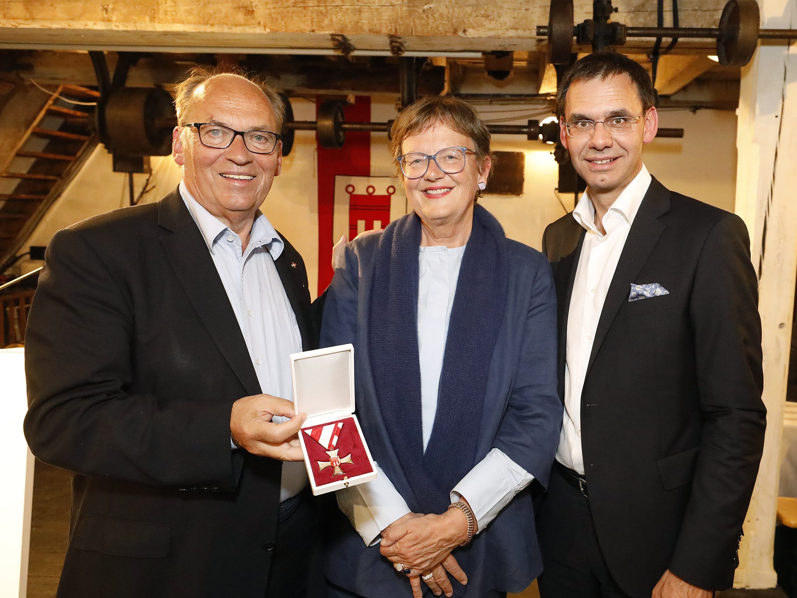 Ein glücklicher Sigi Menz mit Gattin und LH Wallner
