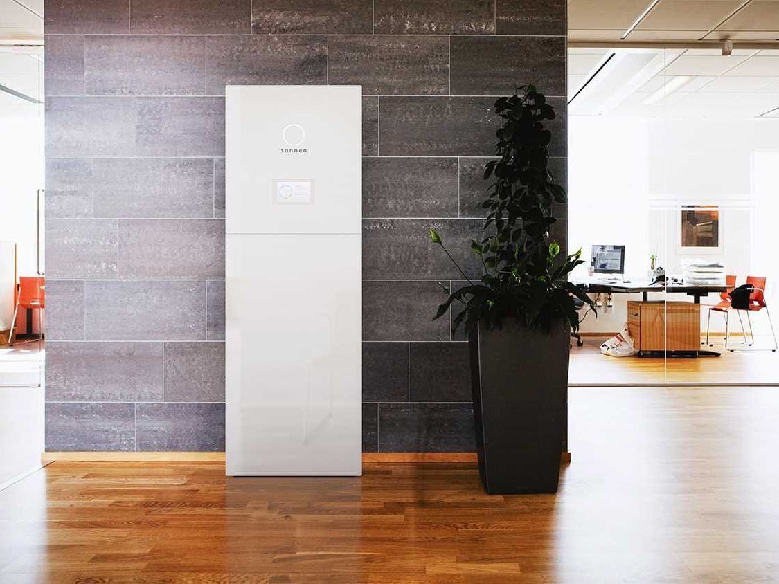 Die sonnenBatterie ist ein tausendfach bewährter High-Tech-Stromspeicher. Vertriebspartner ist die Hansesund Austria GmbH Die sonnenBatterie ist ein tausendfach bewährter High-Tech-Stromspeicher. Vertriebspartner ist die Hansesund Austria GmbH