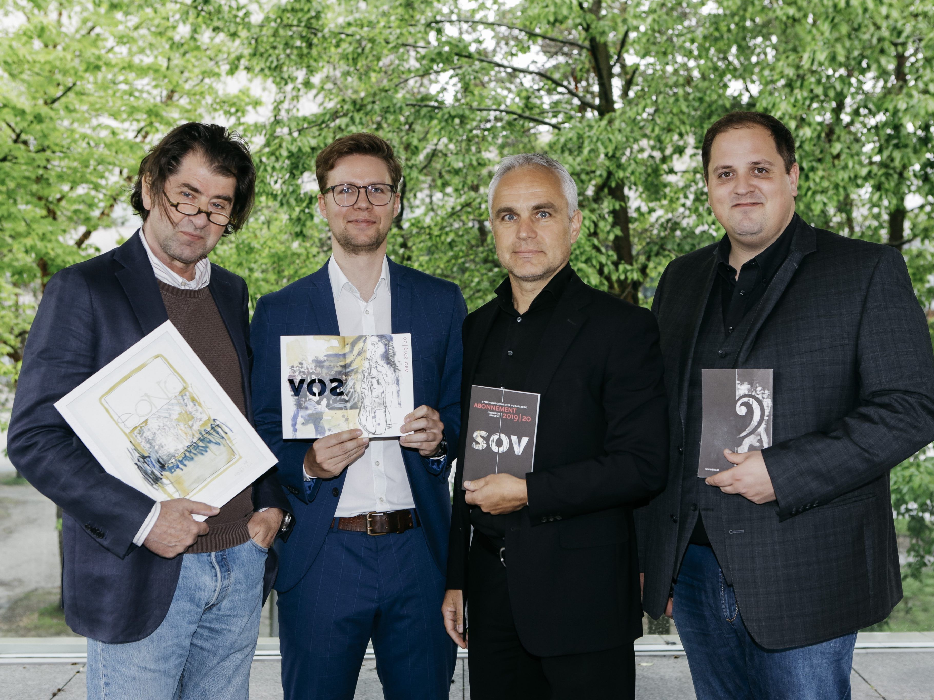 (v.l.): .: Künstler Harald Gfader, SOV-Geschäftsführer Sebastian Hazod, -Präsident Manfred Schnetzer und Orchestervertreter Guy Speyers