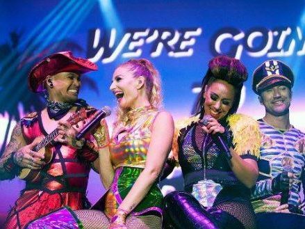 Die Band startete - Überraschung - mit ihrem Hit "We're Going to Ibiza