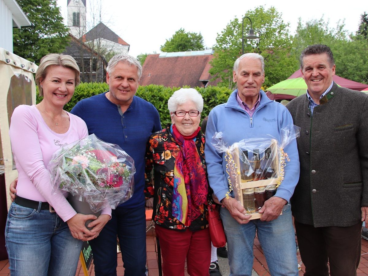 Petra Hassler und Marktleiter Michael Fröwis bedankten sich gemeinsam mit Bgm. Christian Natter bei Erika und Markthelfer Toni Payr. Petra Hassler und Marktleiter Michael Fröwis bedankten sich gemeinsam mit Bgm. Christian Natter bei Erika und Markthelfer Toni Payr.