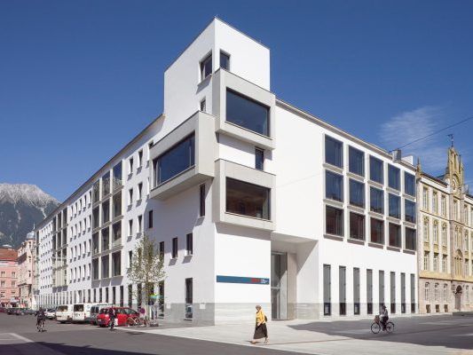 Ort des Aktionärsduells war das Stadtforum im Hauptquartier der Bank für Tirol und Vorarlberg in Innsbruck.