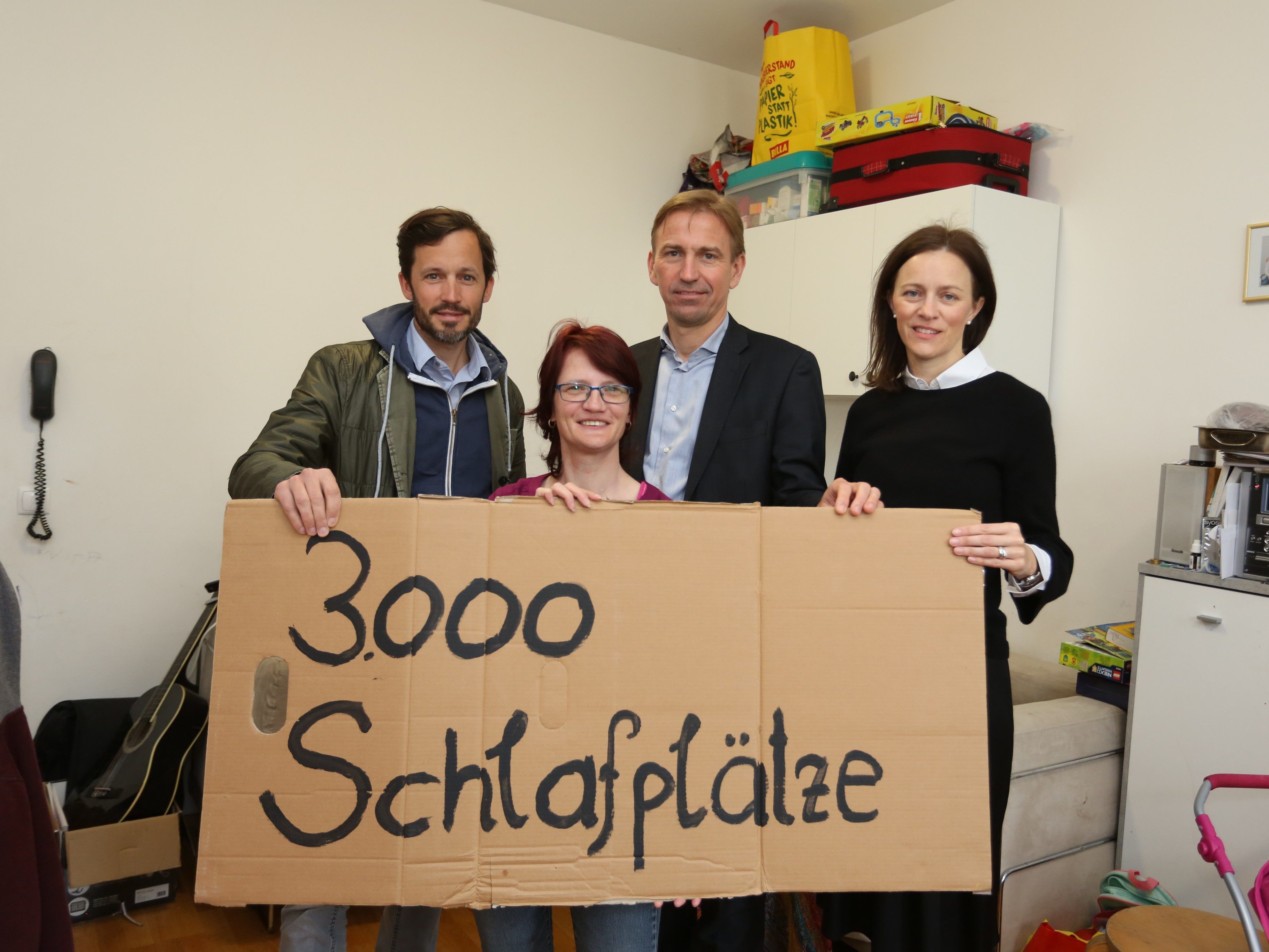 Caritas-Generalsekretär Klaus Schwertner (l.) mit Bipa-Chef Thomas Lichtblau und P&g-Sprecherin Bettina Vogler-Trinkfass (r) wollen 3.000 Schlafplätze für Frauen in Not sichern.
