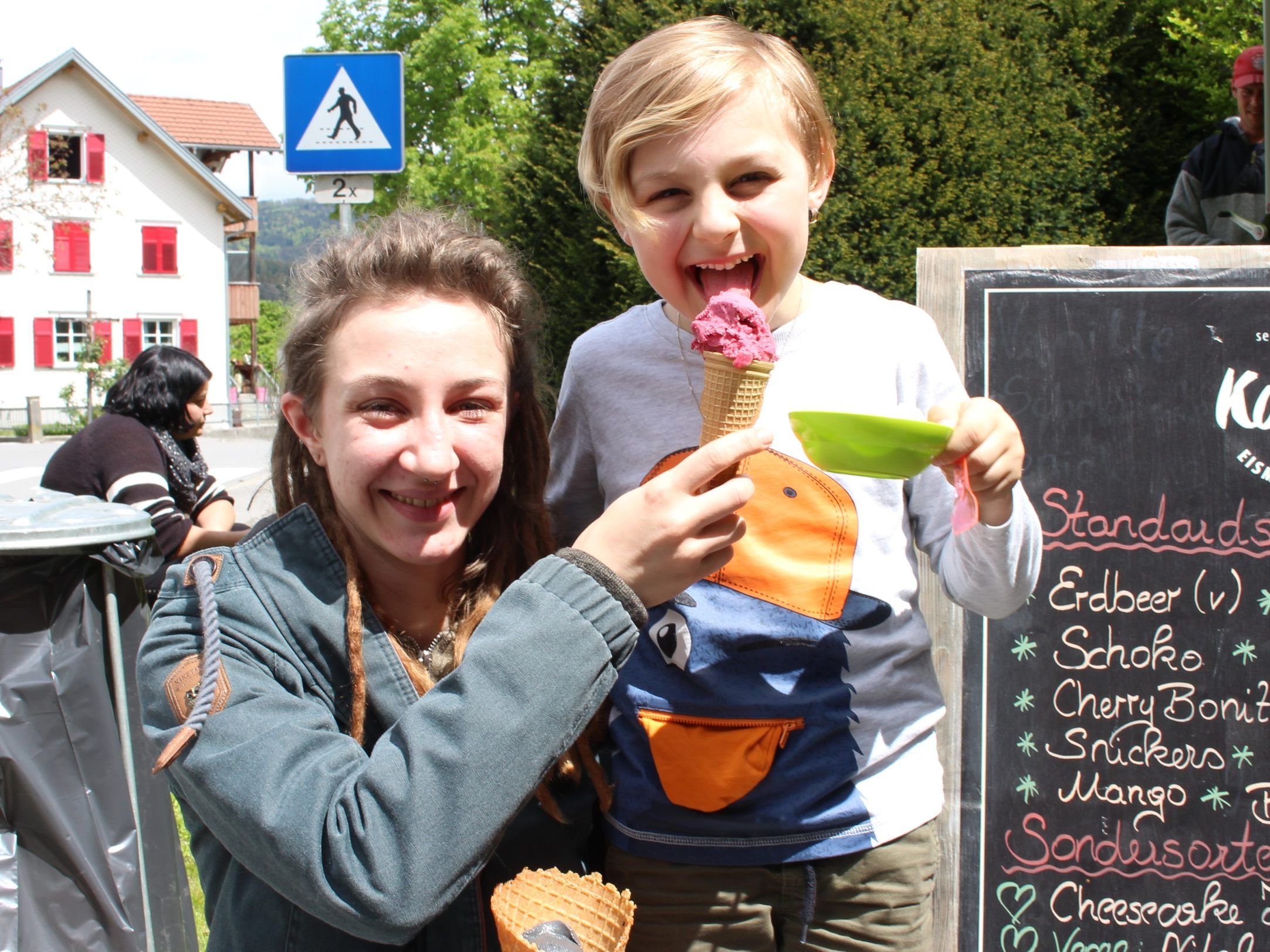 Alexa und Nick Hechenberger an der mobilen Eisdiele Kolibri an der Raiffeisenbank. Alexa und Nick Hechenberger an der mobilen Eisdiele Kolibri an der Raiffeisenbank.