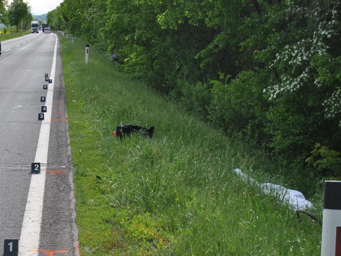 Bei Blindenmarkt wurde ein Radfahrer angefahren und tödlich verletzt. Bei Blindenmarkt wurde ein Radfahrer angefahren und tödlich verletzt.