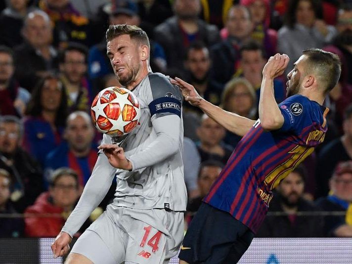 Zweikampf zwischen Henderson und Jordi Alba Zweikampf zwischen Henderson und Jordi Alba