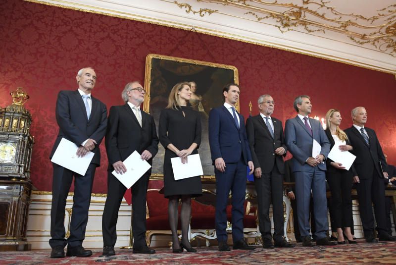 Die neuen Minister bei der Angelobung Die neuen Minister bei der Angelobung