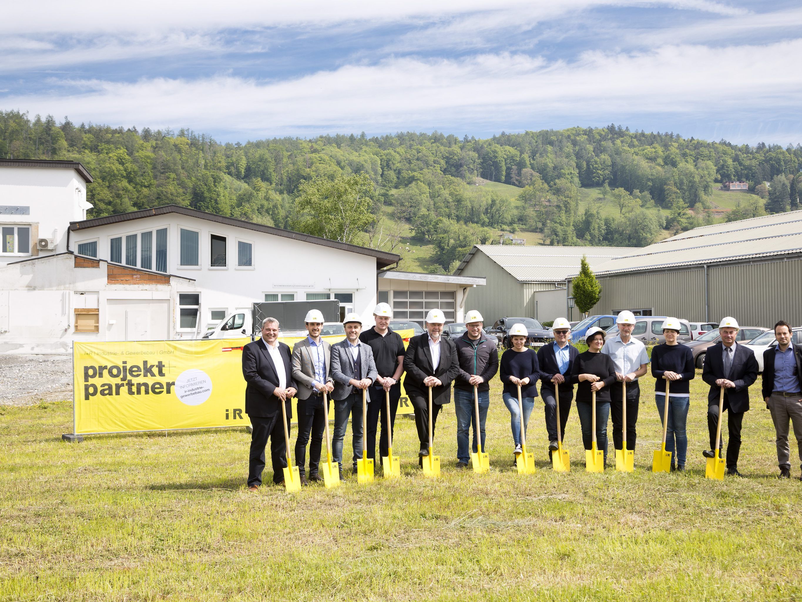 Am Spatenstich bei der Firma Temel in Klaus nahmen teil (v.l.): Gert Wiesenegger (Vize-Bürgermeister der Gemeinde Klaus), Mario Bischof (Geschäftsführer i+R Industrie- & Gewerbebau), Martin Epp (Vertriebsleiter i+R Industrie- & Gewerbebau), Elias Eberle (Bauleiter i+R Industrie- & Gewerbebau), Bürgermeister Werner Müller (Klaus), Christian Neff (Hohenfellner Architektur), Patricia Temel (Bauherrin), Hans Hohenfellner (Hohenfellner Architektur), Brigitte Temel (Bauherrin), Ingo Temel (Bauherr), Beate Temel (Bauherrin), Fritz Forster (Raiffeisenbank), Andreas Jäger (Geschäftsbereichsleiter i+R Industrie- & Gewerbebau). Am Spatenstich bei der Firma Temel in Klaus nahmen teil (v.l.): Gert Wiesenegger (Vize-Bürgermeister der Gemeinde Klaus), Mario Bischof (Geschäftsführer i+R Industrie- & Gewerbebau), Martin Epp (Vertriebsleiter i+R Industrie- & Gewerbebau), Elias Eberle (Bauleiter i+R Industrie- & Gewerbebau), Bürgermeister Werner Müller (Klaus), Christian Neff (Hohenfellner Architektur), Patricia Temel (Bauherrin), Hans Hohenfellner (Hohenfellner Architektur), Brigitte Temel (Bauherrin), Ingo Temel (Bauherr), Beate Temel (Bauherrin), Fritz Forster (Raiffeisenbank), Andreas Jäger (Geschäftsbereichsleiter i+R Industrie- & Gewerbebau).