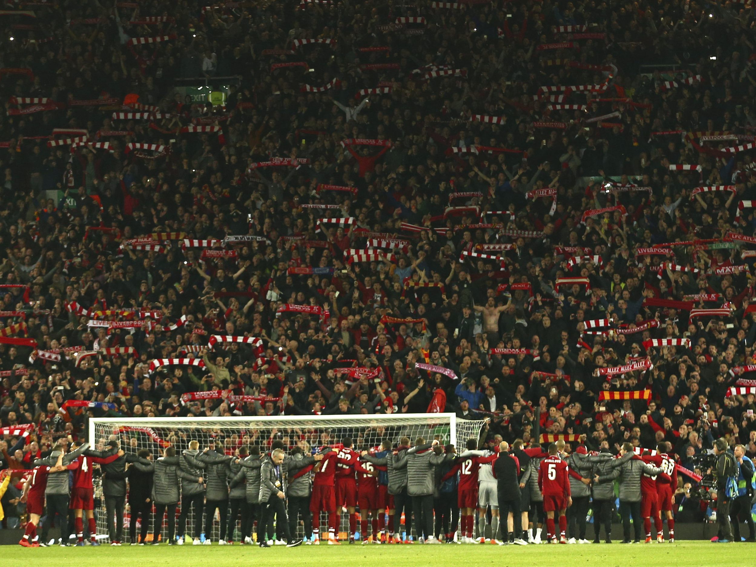 Liverpool-Spieler singen gemeinsam mit ihren Fans.