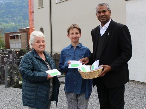 Katharina Konzett, Samuel Beyrer mit Pfarrer Georg Varghese Thaniyath.