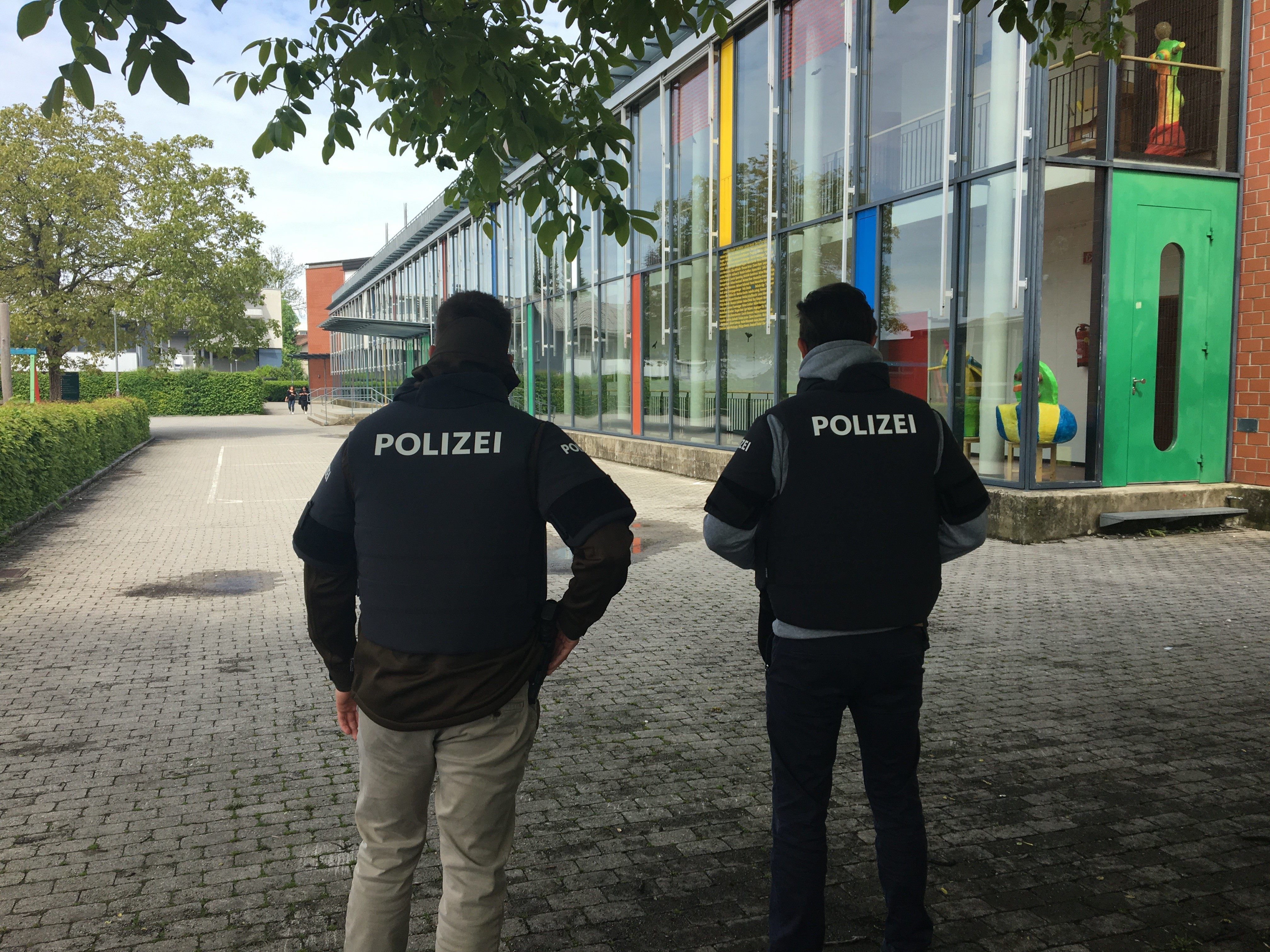 Großes Polizeiaufgebot an Lustenauer Schule. Großes Polizeiaufgebot an Lustenauer Schule.
