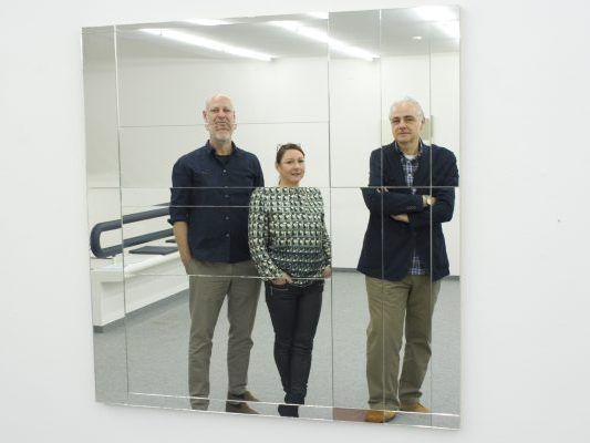 Spiegel. Spiegel an der Wand für Galeristen Johannes (l.) und Belinda Boch sowie Künstler Gerold Tagwerker.
