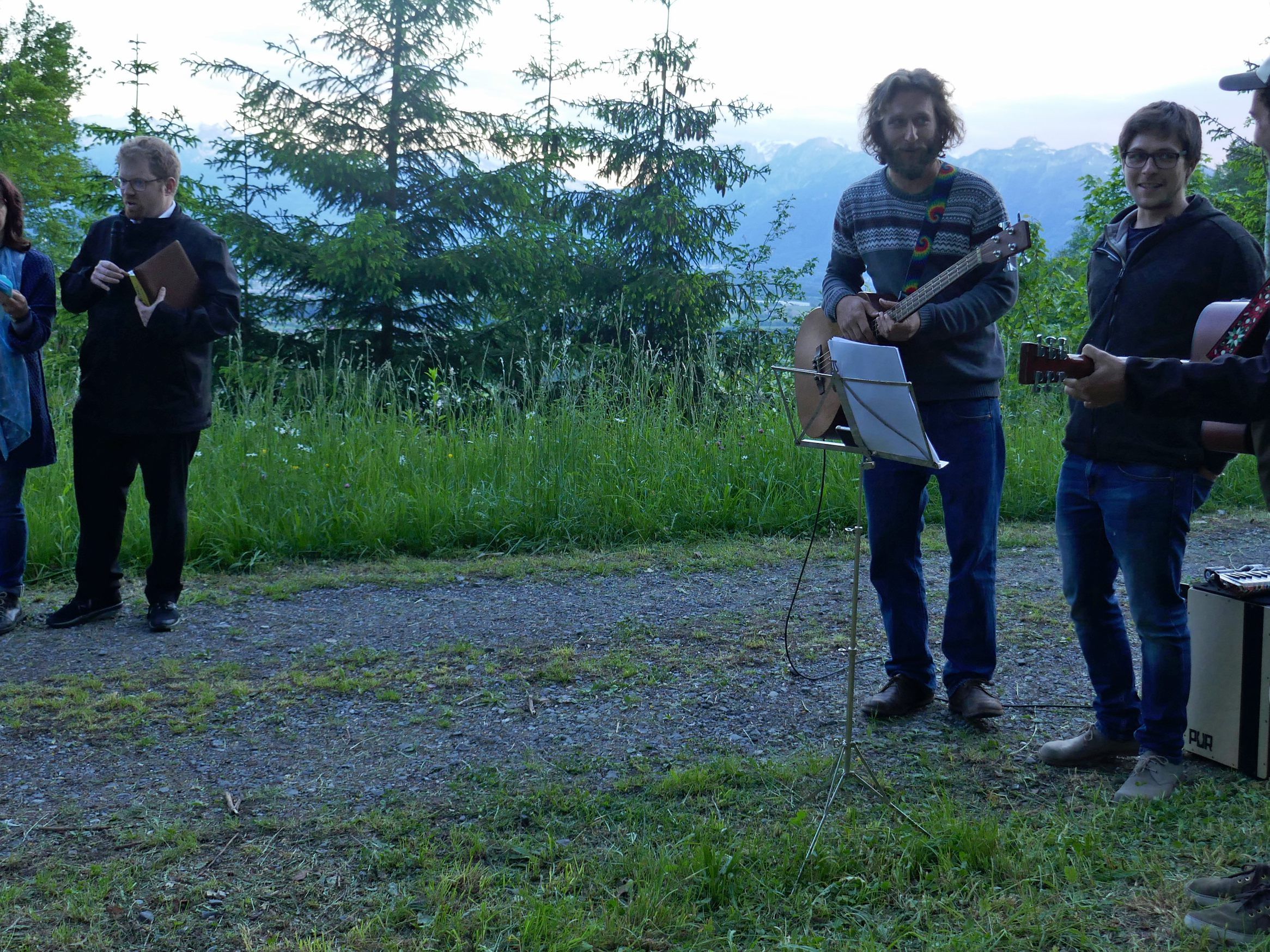 Obfrau Carmen Nachbaur, Jugendseelsorger Fabian Jochum und die Akustik-Band "kurzfristig" gemeinsam im Dienst der guten Sache. Obfrau Carmen Nachbaur, Jugendseelsorger Fabian Jochum und die Akustik-Band "kurzfristig" gemeinsam im Dienst der guten Sache.