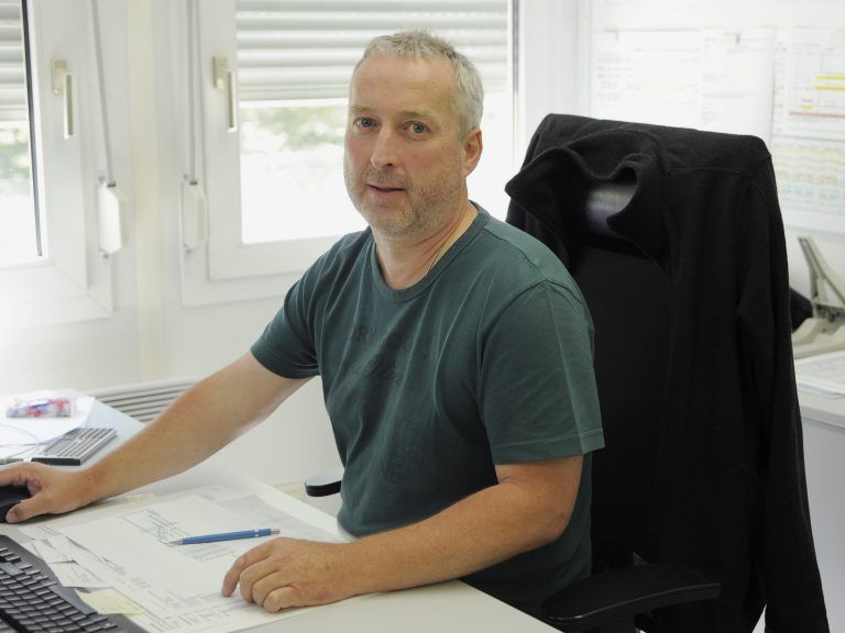 Thomas Maier im Bürocontainer auf der Silvretta. Der Vandanser war einer der Bauleiter beim 500-Millionen-Euro-Projekt Obervermuntwerk II.