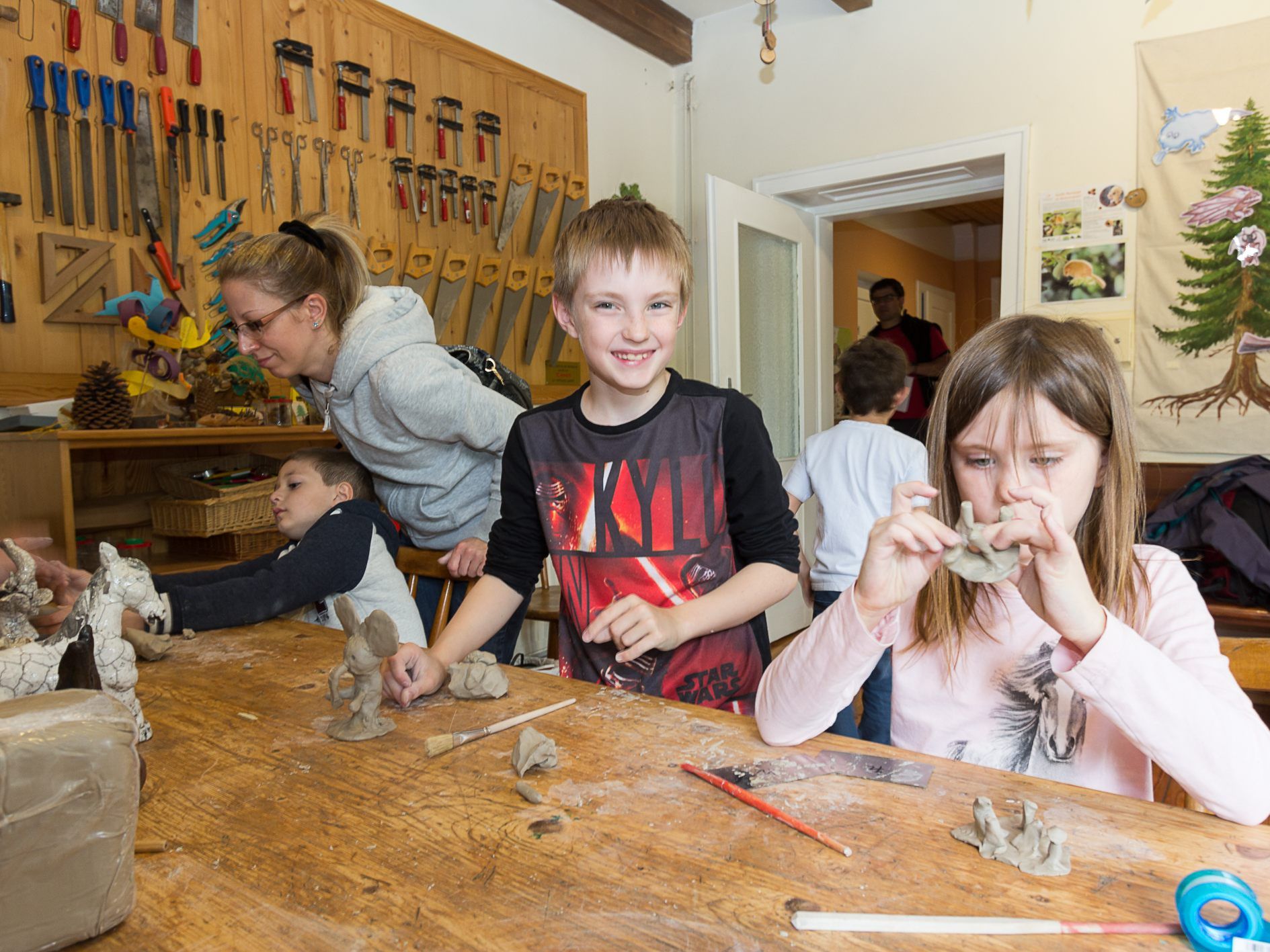 Basteln und Spielen beim Familienerlebnistag in der Waldschule Ottakring