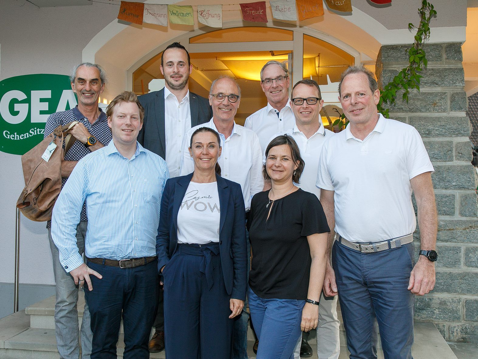 Gastgeber Siegfried Schalk (zweite Reihe v. l.) mit dem gesamten neuen Kaufmannschafts Vorstandsteam Gastgeber Siegfried Schalk (zweite Reihe v. l.) mit dem gesamten neuen Kaufmannschafts Vorstandsteam
