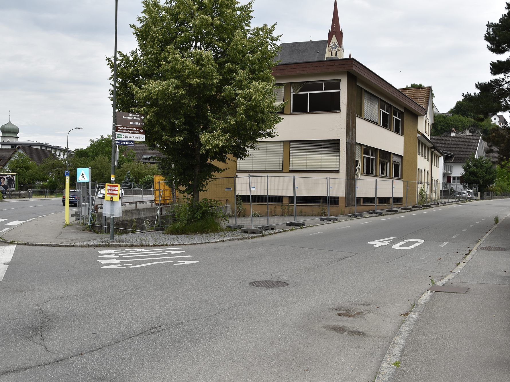 Aufgrund von Bauarbeiten kommt es in der Dr.-Griß-Straße in den nächsten Monaten immer wieder zu halb- oder ganzseitigen Straßensperren