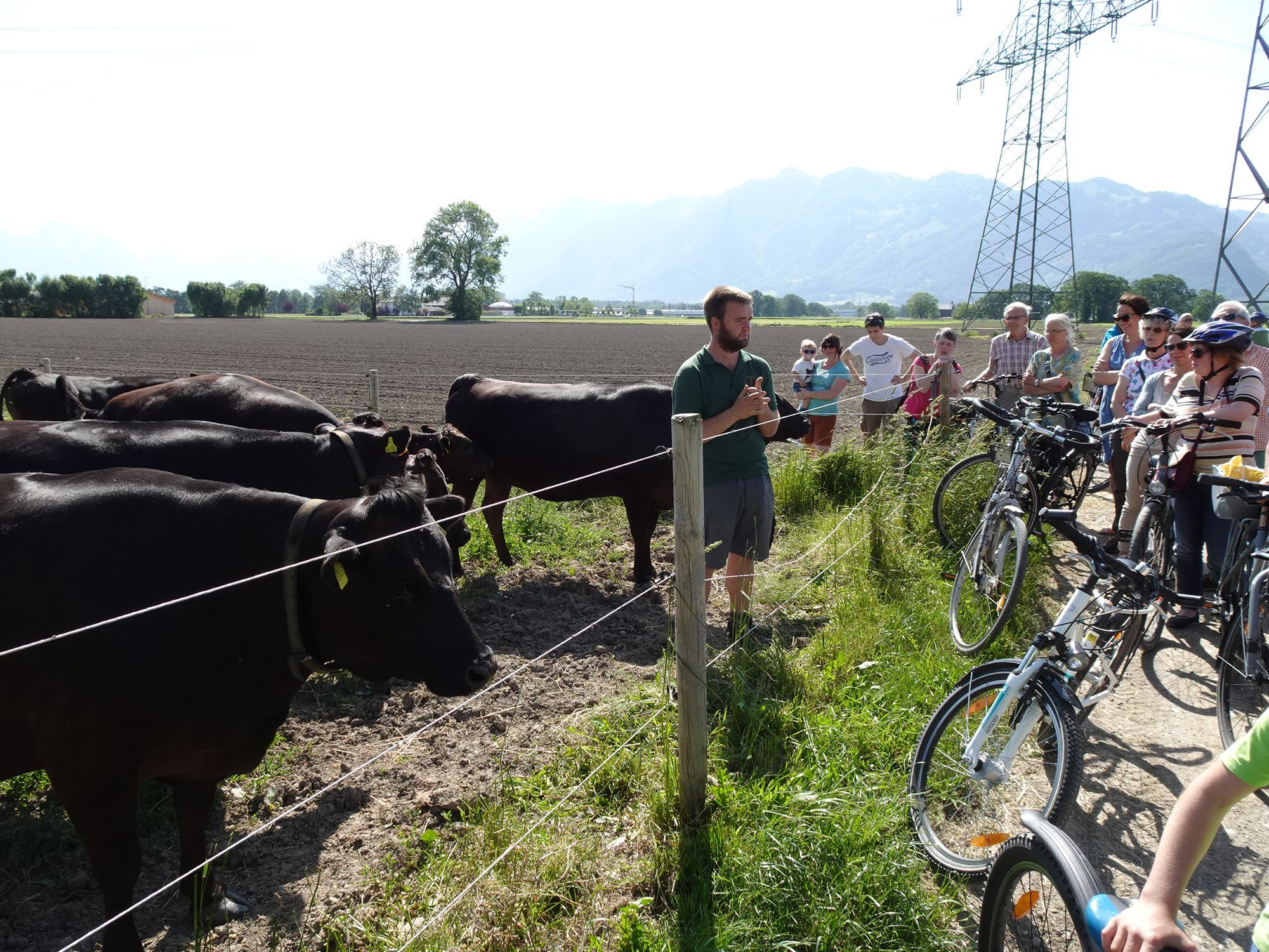 Betriebsleiter Christof Kaufmann zeigt den ExkursionsteilnehmerInnen seine Wagyu-Rinder. Betriebsleiter Christof Kaufmann zeigt den ExkursionsteilnehmerInnen seine Wagyu-Rinder.