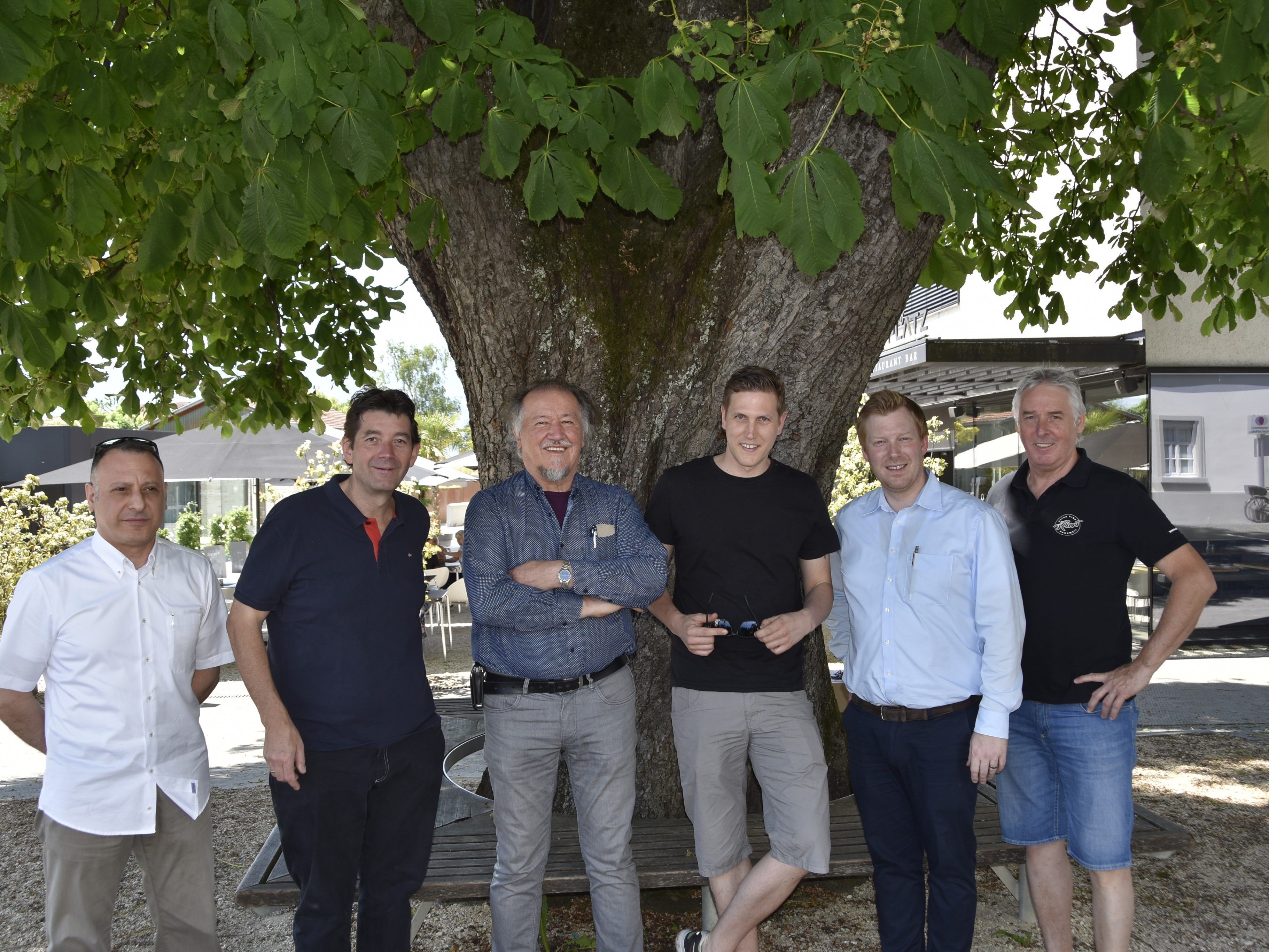 V.l.n.r.: Michele Aversa (Ristorante Pizzeria Michele), Roland Vith (Gasthof Rankweiler Hof), Helmut Biedermann (Restaurant Schwarzer Adler), Dominic Mayer (Wirtshaus Hörnlingen), Marcel Herburger (Gasthof Mohren) mit Armin Wille (OK-Team Gymnaestrada Rankweil, Altes Kino Rankweil) V.l.n.r.: Michele Aversa (Ristorante Pizzeria Michele), Roland Vith (Gasthof Rankweiler Hof), Helmut Biedermann (Restaurant Schwarzer Adler), Dominic Mayer (Wirtshaus Hörnlingen), Marcel Herburger (Gasthof Mohren) mit Armin Wille (OK-Team Gymnaestrada Rankweil, Altes Kino Rankweil)