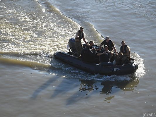 Taucher im Einsatz an der Donau