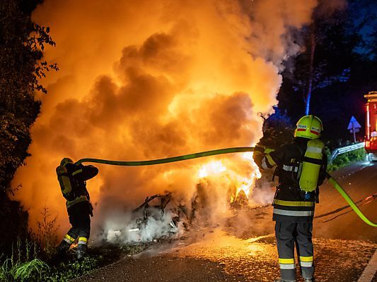 Die Täter zündeten wohl auch ihr Fluchtfahrzeug an