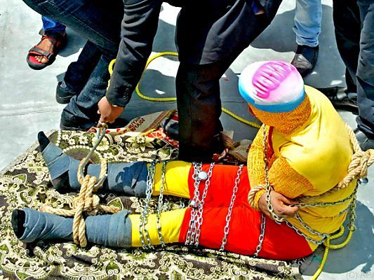 Zauberer Jadugar Mandrake (sitzend) vor seinem tödlichen Trick