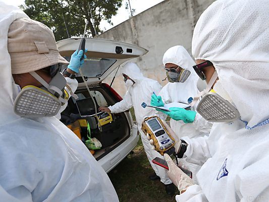 Einsatzkräfte prüfen Luftqualität