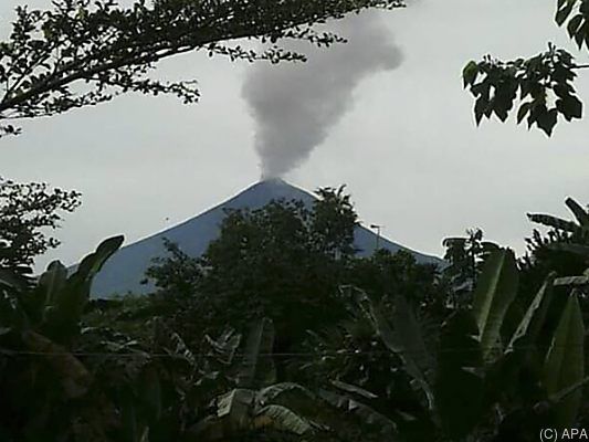 Aschewolke über dem Vulkan Ulawun in Papua-Neuguinea