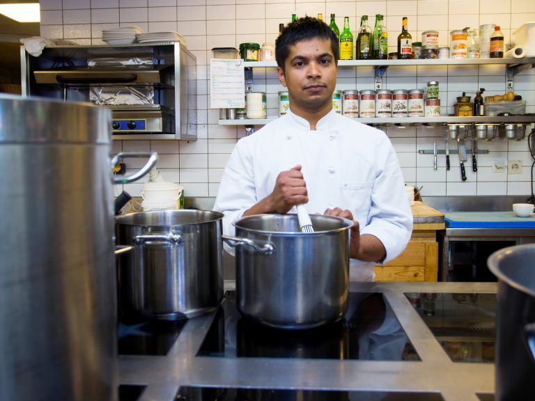 Hasan ist Koch im Hotel Krone in Dornbirn. Er hofft, dass er bleiben darf.