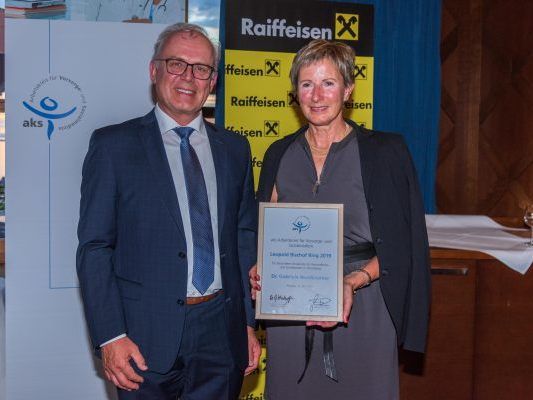 Gabriele Nussbaumer und aks-Präsident Guntram Hinteregger.