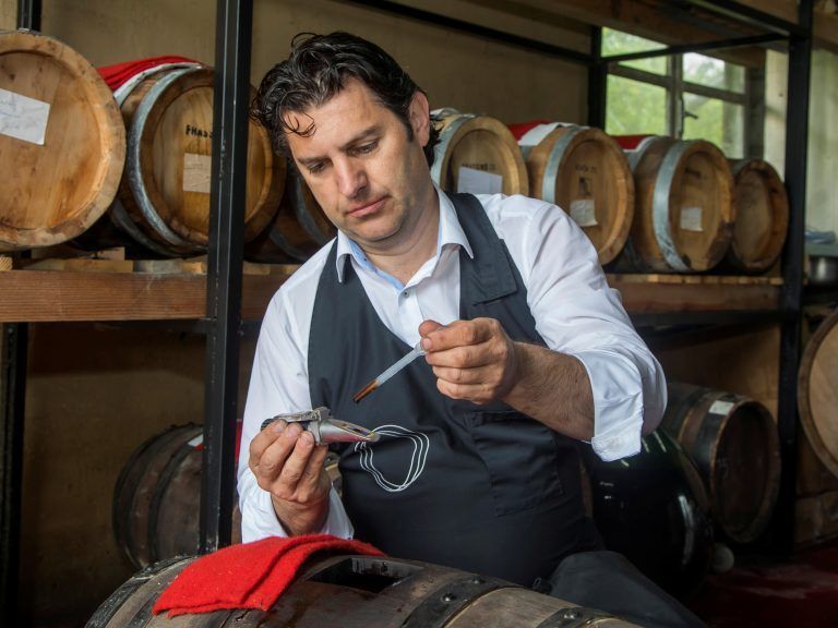 Nicola Vulai in seinem Element: Wenn er den Säuregehalt und den Zucker misst, weiß er, ob der Balsamico fertig vergoren ist.