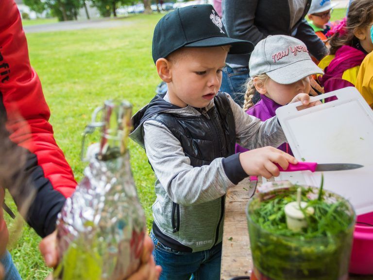 Jamie übte sich im Kleinschneiden von Kräutern.