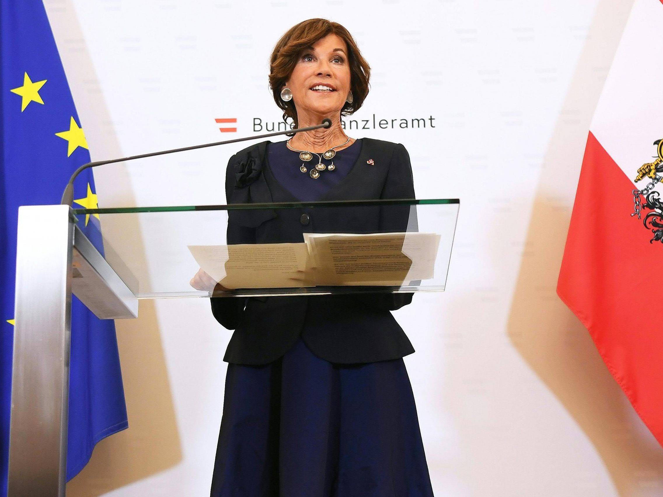 Das erste Statement der neuen Bundeskanzlerin Brigitte Bierlein. Das erste Statement der neuen Bundeskanzlerin Brigitte Bierlein.