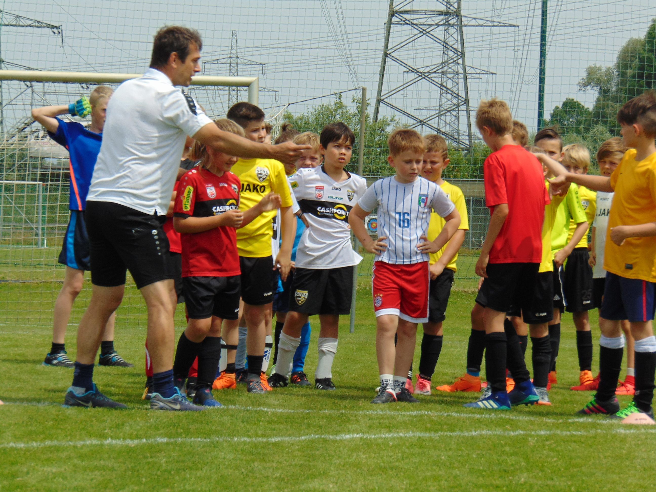 Die Kicker Youngsters trainieren mit den SCRA Profis