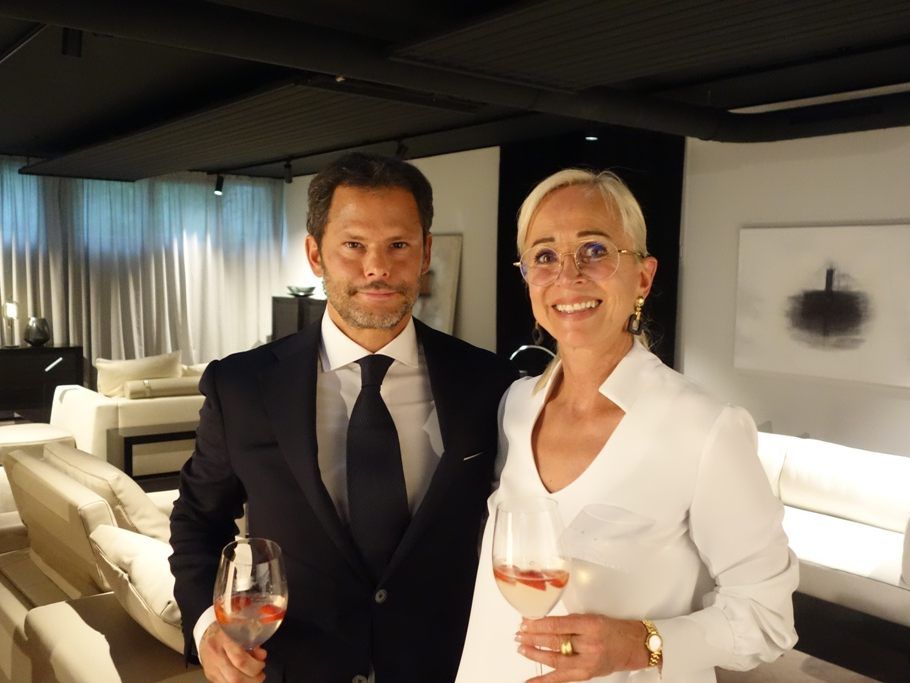 Susanne Messmer stieß mit Alessio Minotti an. Susanne Messmer stieß mit Alessio Minotti an.