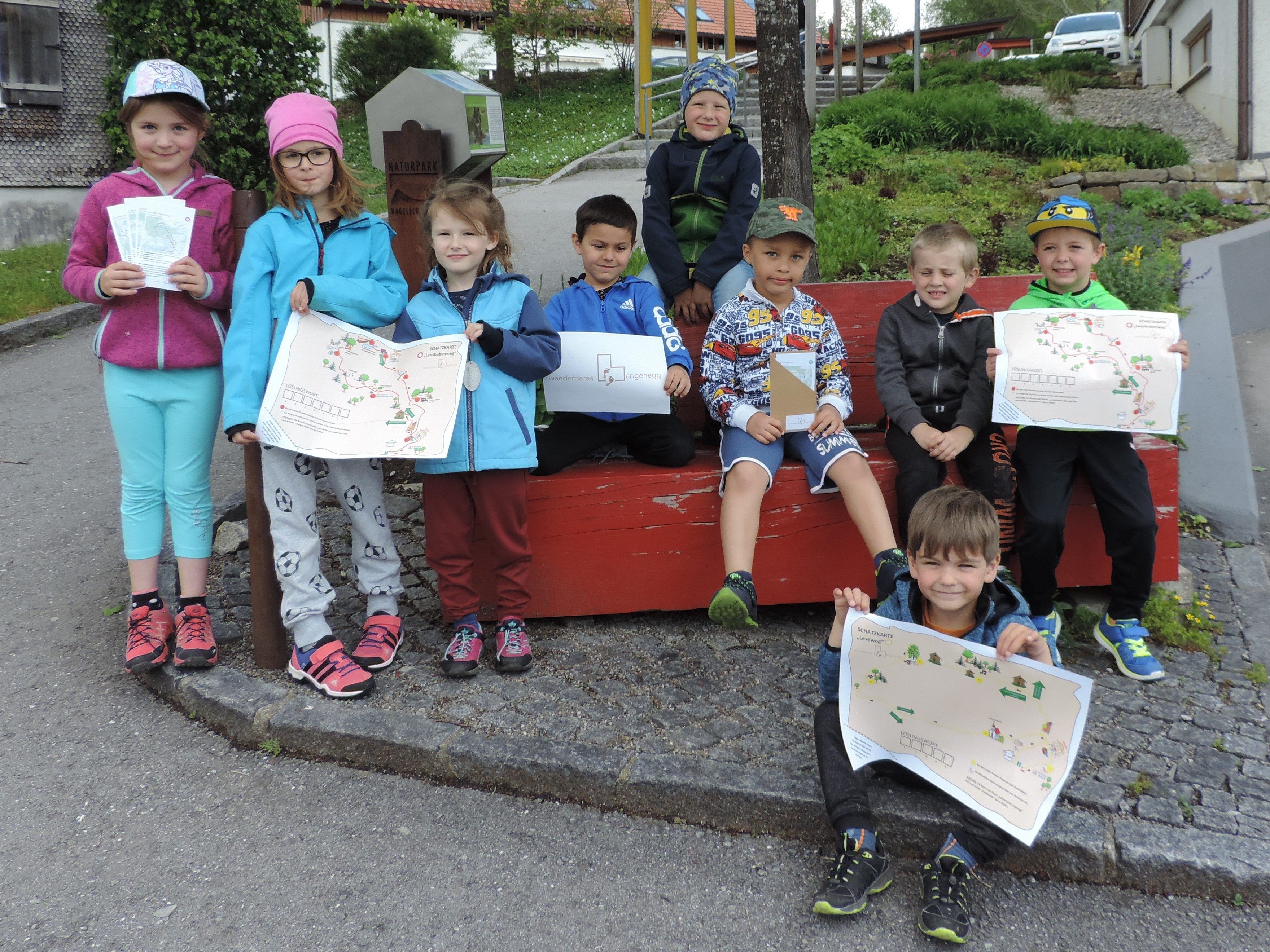 Die Langenegger Kindergartenkinder präsentieren die Schatzkarte für die Buchstabenrallye.