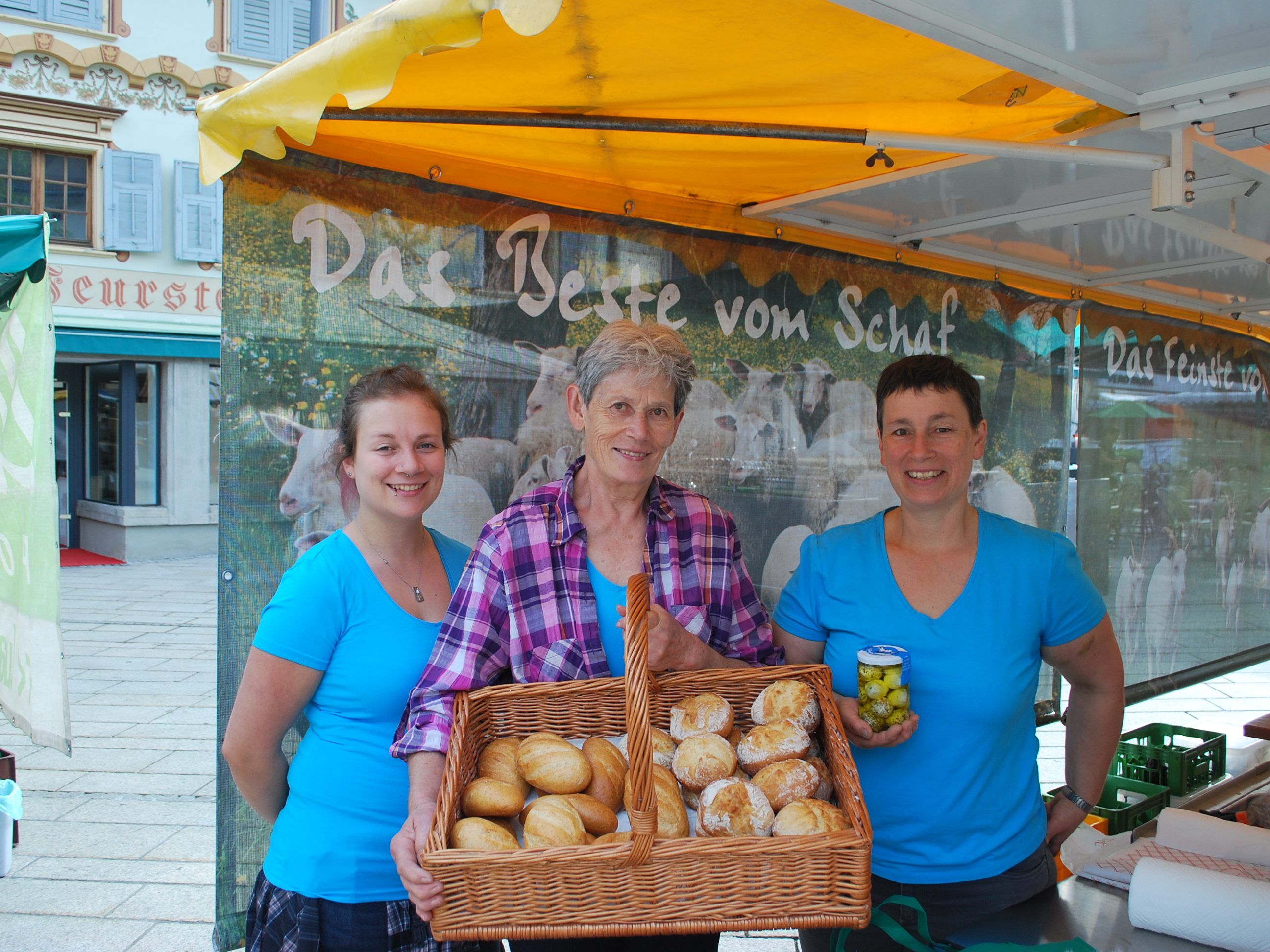 Das erfolgreiche Trio auf dem Markt: Gertraud Meusburger (Mitte), Claudia (li) und Manuela Winsauer.
