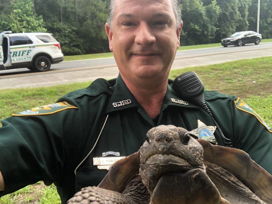 Deputy Fontenot mit der "verhafteten" Schildkröte.