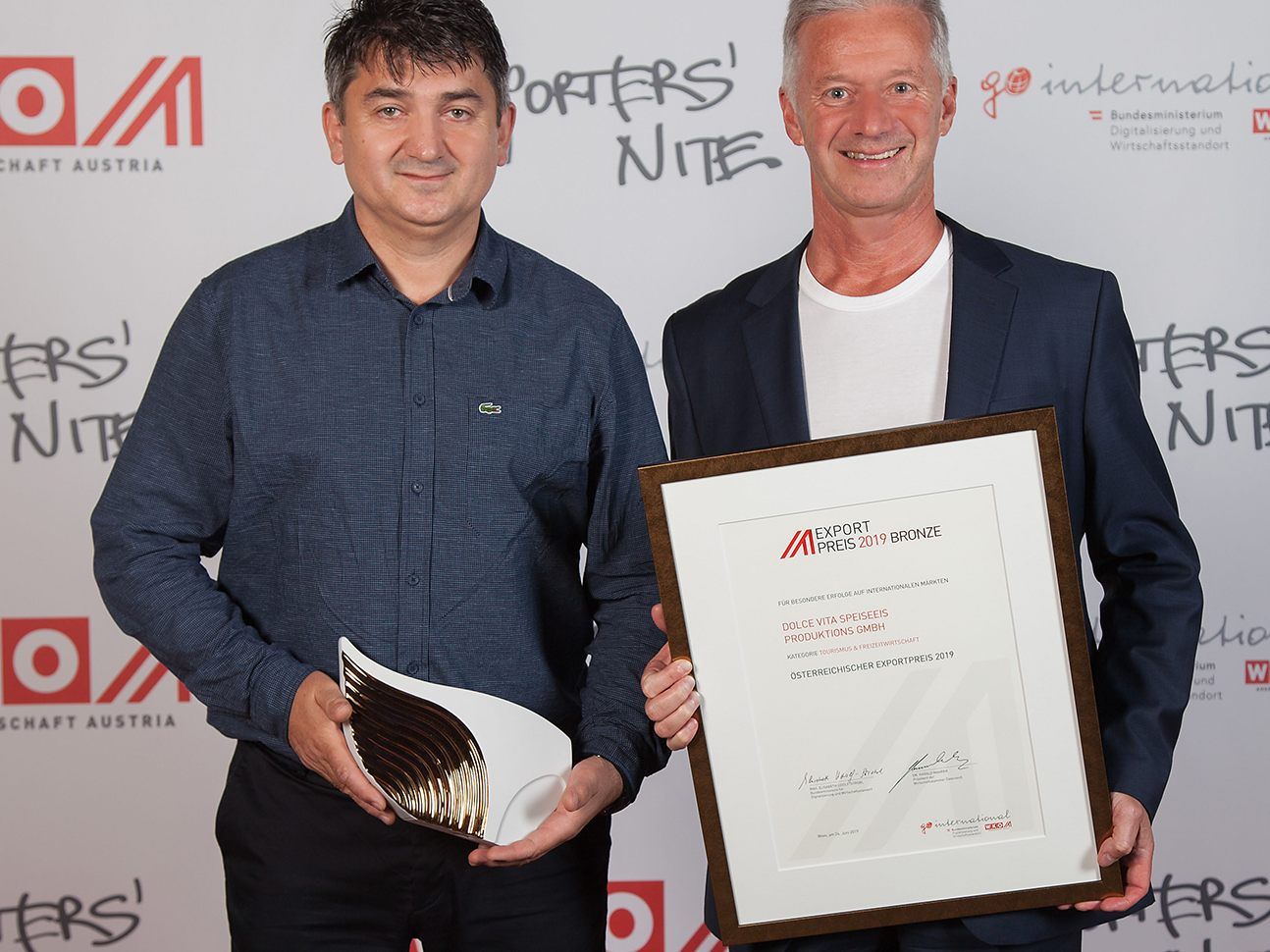 Bronze in der Kategorie Tourismus und Freizeitwirtschaft ging an die Dolce Vita Speiseeis Produktions GmbH: Valentin Gava (links; Operativer Geschäftsführer) und Andrew Nussbaumer (rechts; Geschäftsführender Gesellschafter).