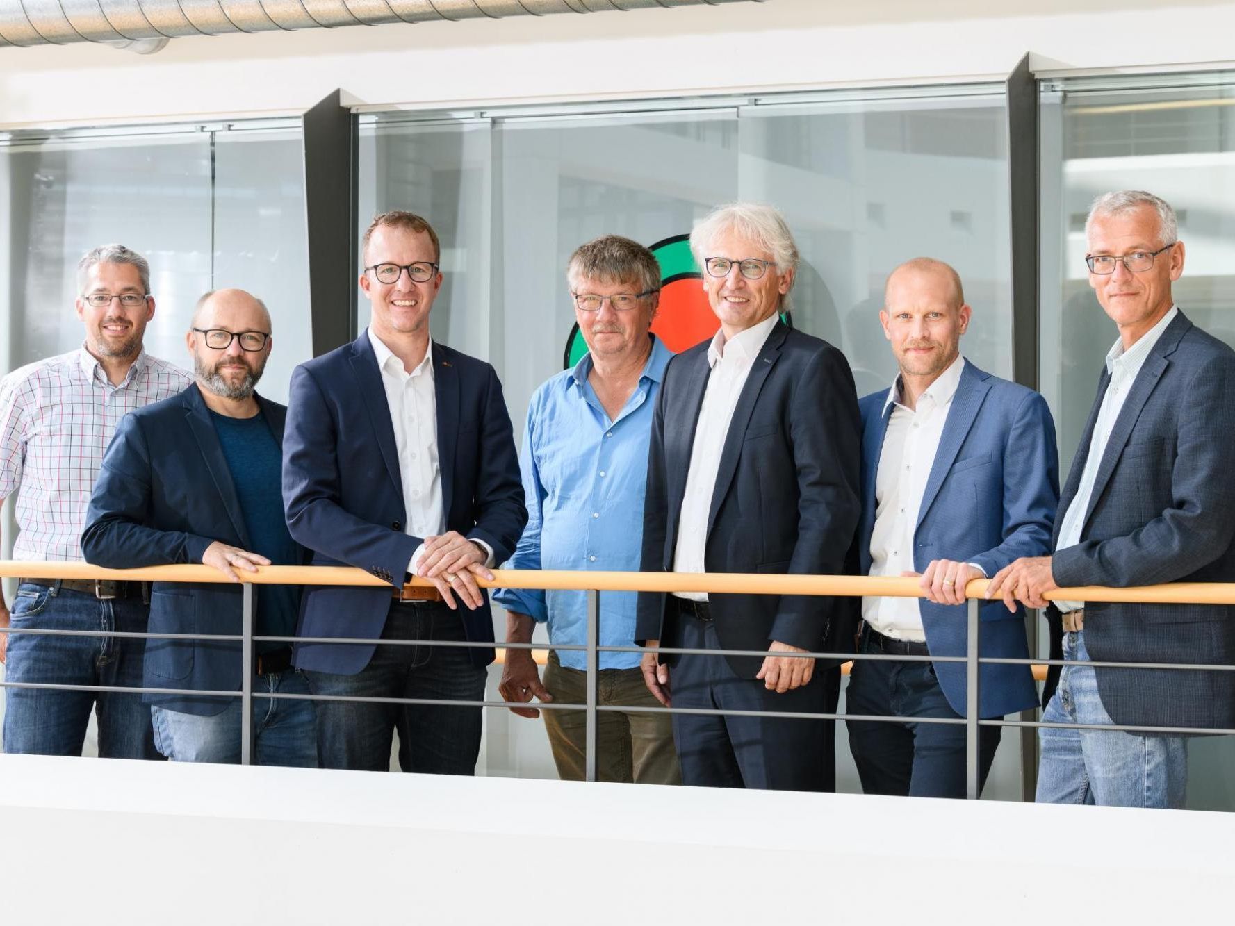 Der Egger Bürgermeister Paul Sutterlüty und Energieinstituts-Obmann Christian Gantner mit (von links) e5-Gemeindebetreuer Thomas Pieber, Energieautonomie-Programmleiter Christian Vögel, dem Egger e5-Teamleiter Anton Metzler, dem stellvertretenden e5-Programmleiter Gregor Sellner und Energieinstituts-Geschäftsführer Josef Burtscher.