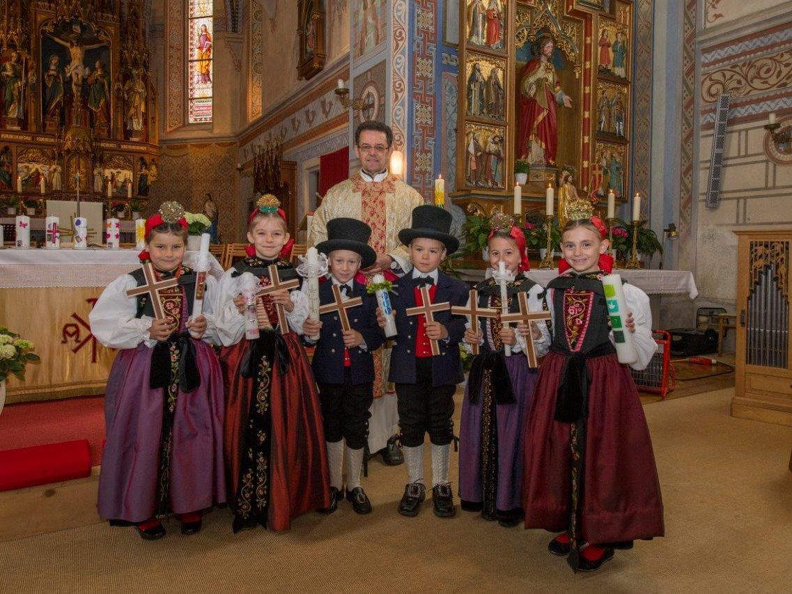 Die Erstkommunikanten Selina, Anna-Maria, Pius, Jakob, Chiara und Anika mit Pfarrer Georg Nigsch. Die Erstkommunikanten Selina, Anna-Maria, Pius, Jakob, Chiara und Anika mit Pfarrer Georg Nigsch.