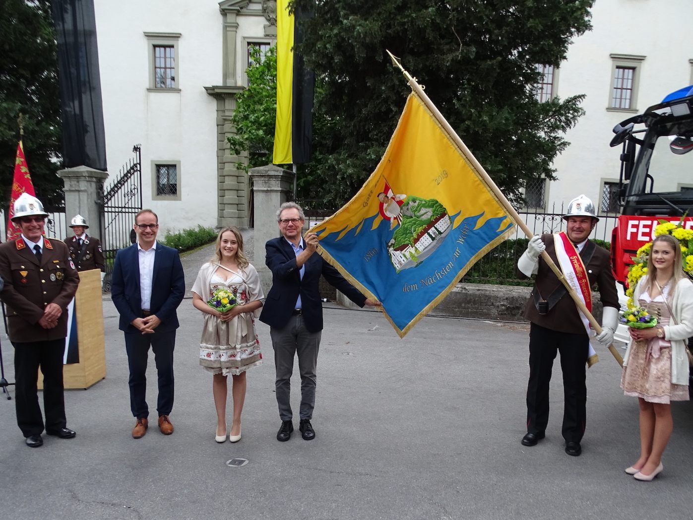 Johannes Collini (4.v.l.) präsentierte die neue, in den Farben von Hohenems gehaltenen Fahne. Johannes Collini (4.v.l.) präsentierte die neue, in den Farben von Hohenems gehaltenen Fahne.