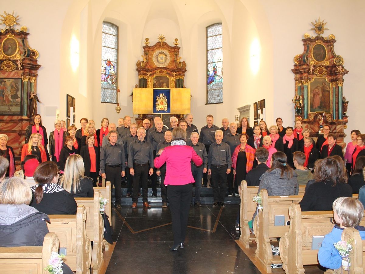 Der Bildsteiner Chor gestaltete die Eröffnung in der Basilika. Der Bildsteiner Chor gestaltete die Eröffnung in der Basilika.