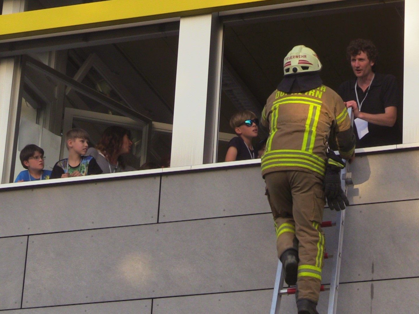 Ein Feuerwehrmann, wie er dabei ist, "Leben" zu retten