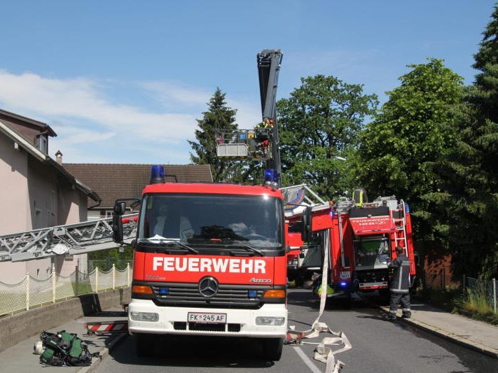 Die Feuerwehr Rankweil pumpte die beiden Dieseltanks leer und band den ausgetretenen Treibstoff mit Ölbindemittel