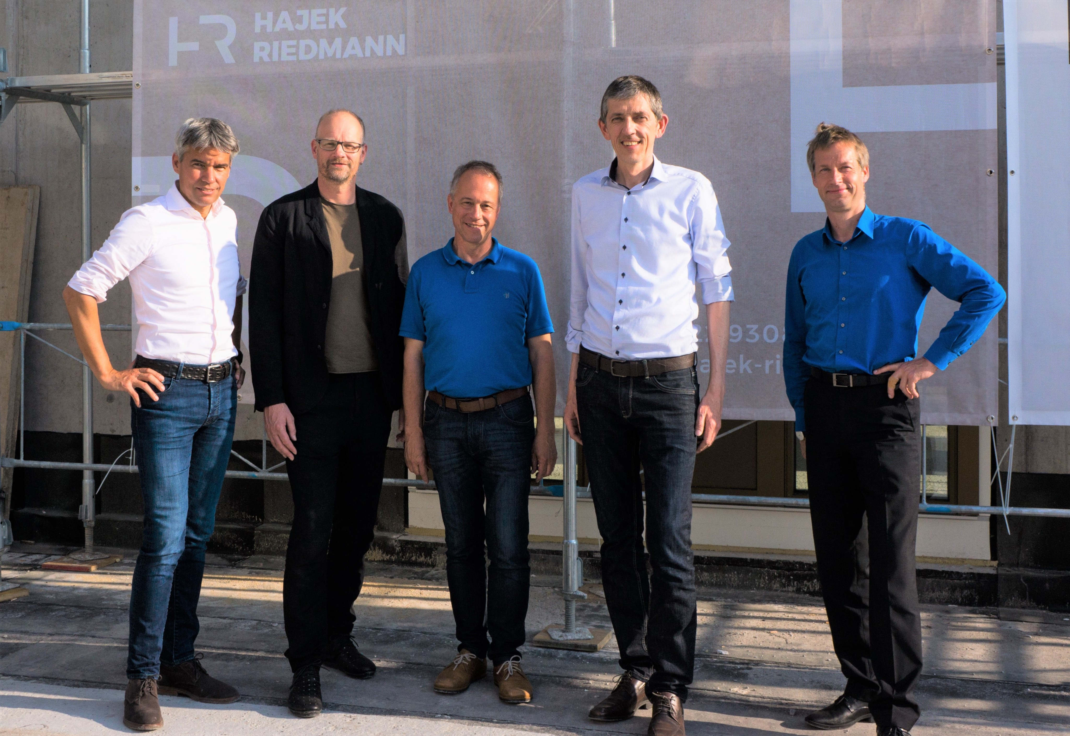 Firstfeier für das neue Wohn- und Geschäftshaus (von links): Egon Hajek (Hajek Riedmann Projekt GmbH), Oliver Baldauf (Baumschlager Hutter Partners), Roman Kopf (Bürgermeister der Gemeinde Röthis), Gero Riedmann (Hajek Riedmann Projekt GmbH), Torsten Guder (Baumschlager Hutter Partners)