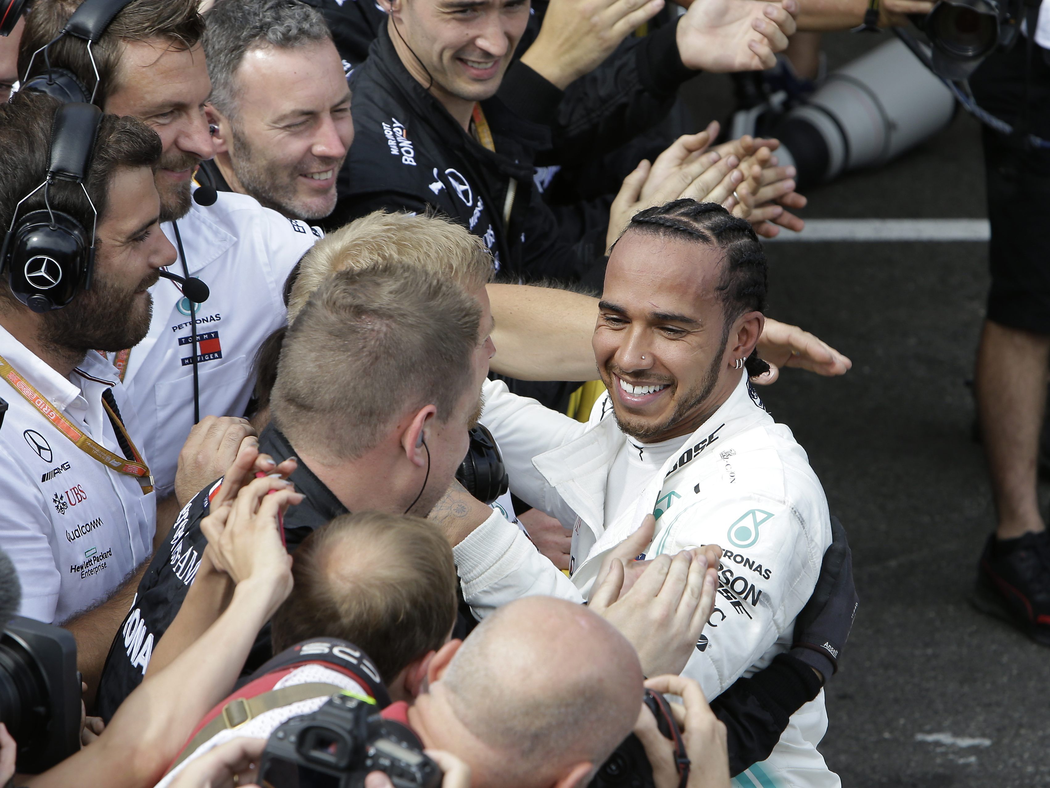 Hamilton lässt sich feiern Hamilton lässt sich feiern