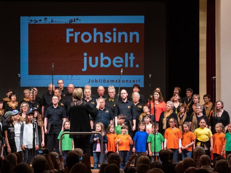 Im Mai wurden 125 Jahre Frohsinn Nofels mit einem großen Festkonzert gefeiert. Am Ende waren an die hundert Sänger auf der Bühne.
