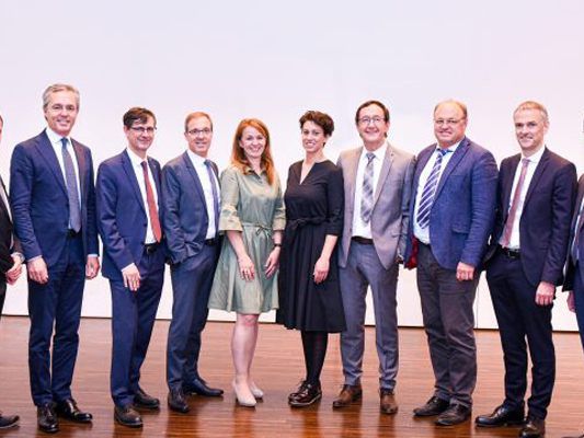 Generalversammlung der Raiffeisenbank Bodensee-Leiblachtal in Hard: Andreas Ascherl, Martin Hermann, Michael Alge, Gernot Uecker, Sandra Jehle-Troy, Sabrina Huber, Wilhelm Köb, Elmar Rhomberg, Walter Sternath, Hubert Gieselbrecht, von links nach rechts. Generalversammlung der Raiffeisenbank Bodensee-Leiblachtal in Hard: Andreas Ascherl, Martin Hermann, Michael Alge, Gernot Uecker, Sandra Jehle-Troy, Sabrina Huber, Wilhelm Köb, Elmar Rhomberg, Walter Sternath, Hubert Gieselbrecht, von links nach rechts.